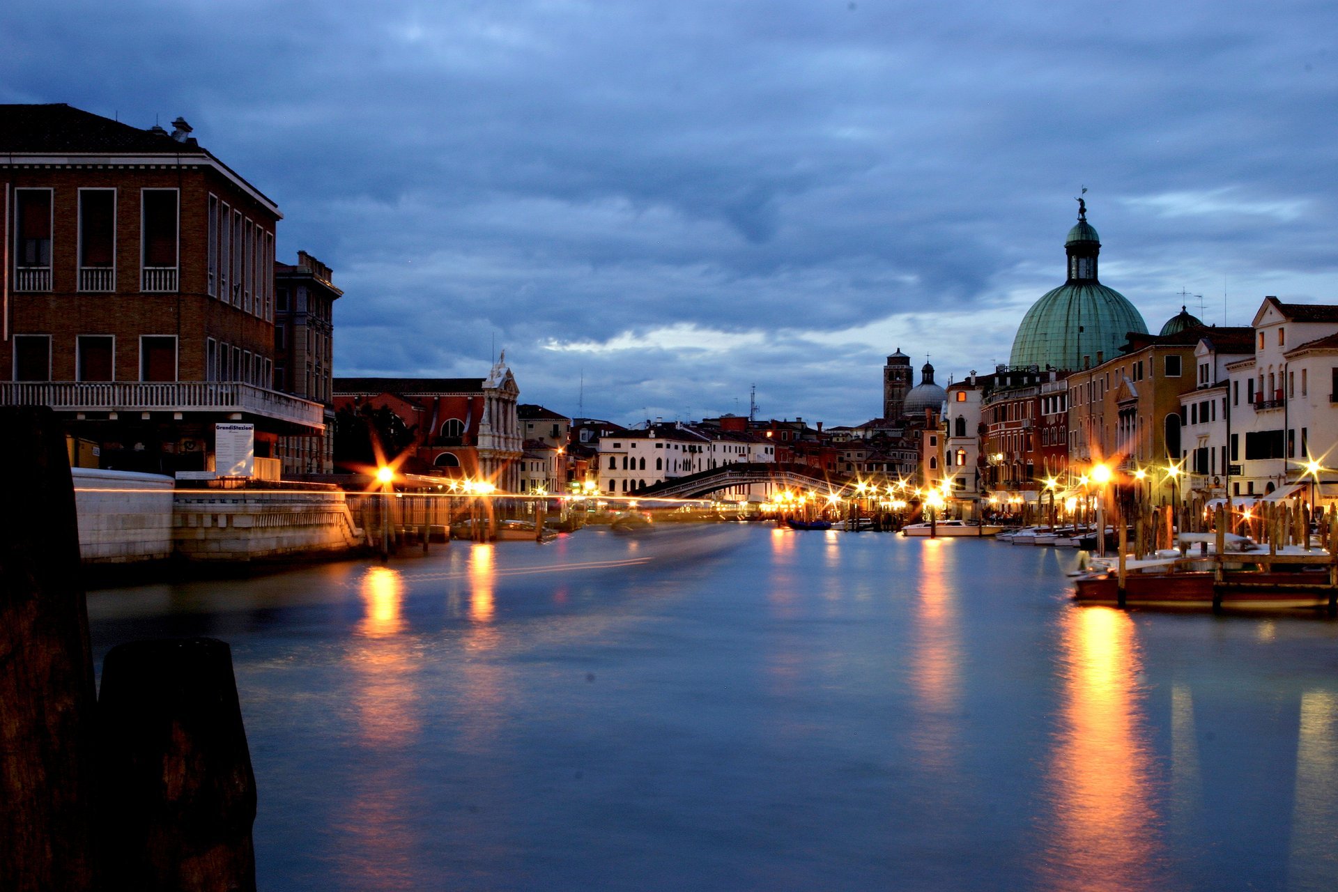 wenecja włochy canal grande canal grande most woda odbicie latarnie architektura domy budynki wieczór niebo chmury