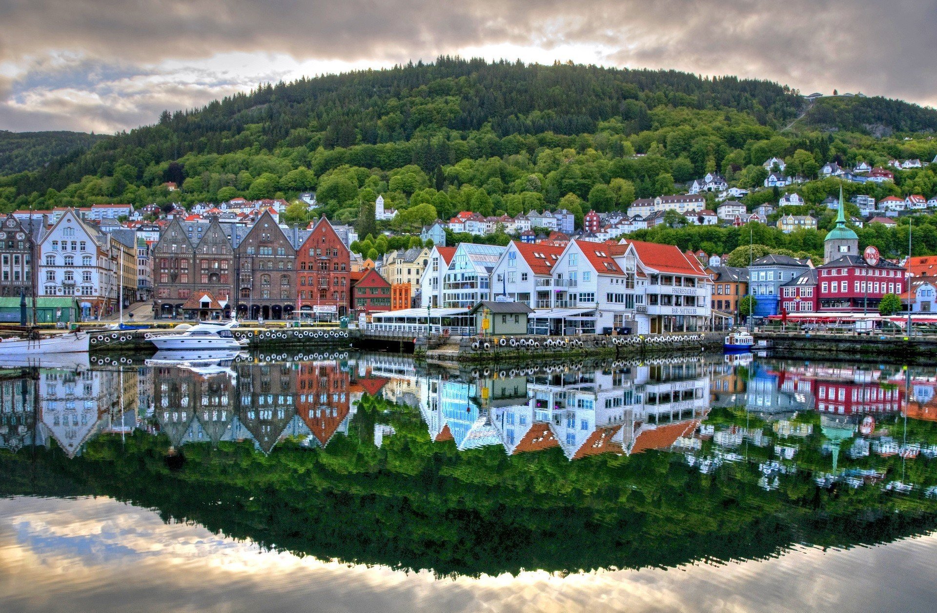 liegeplatz boote fluss reflexion straßen häuser norwegen bergen stadt land