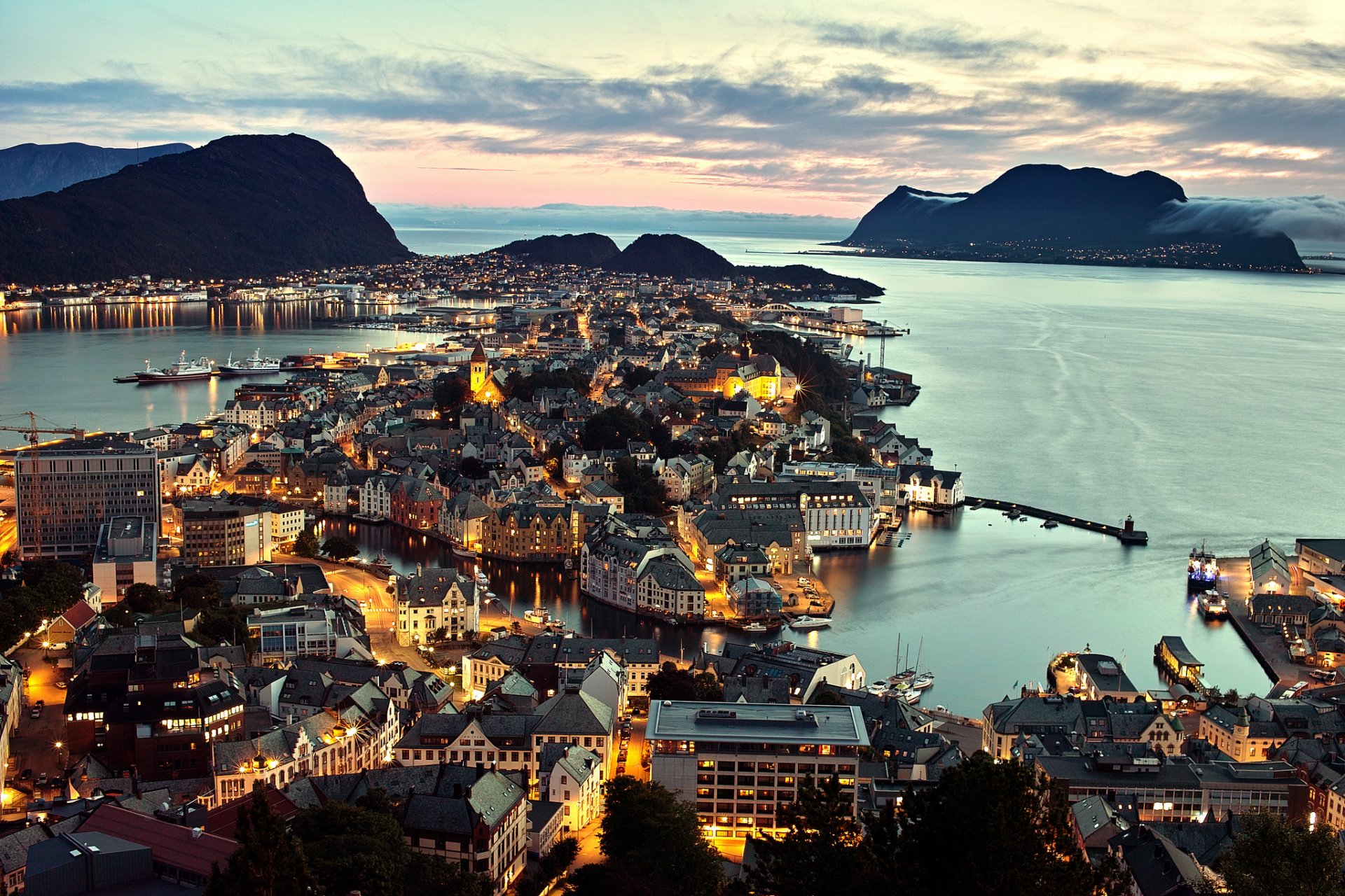 noruega ålesund ciudad mar panorama noche