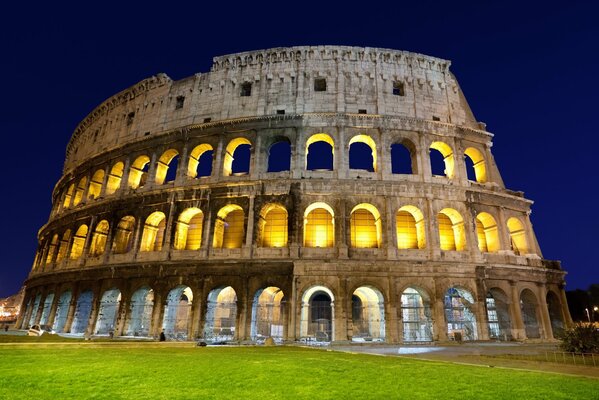 Die Architektur Italiens. Das römische Kolosseum in der Nachtbeleuchtung