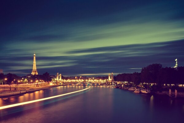 Огни ночного Парижа река эфелевая башня