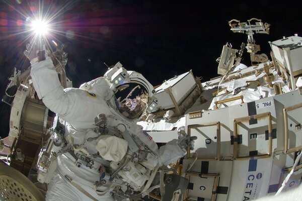 Cosmonaute dans l espace au large d un vaisseau spatial