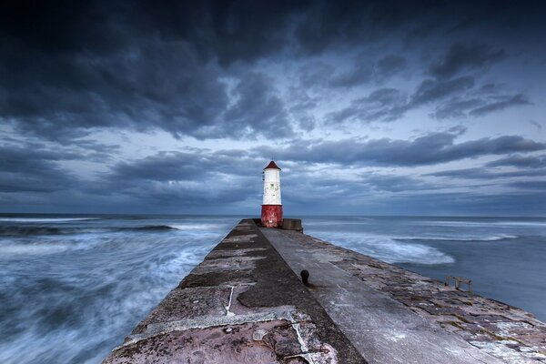 Photo d un phare abandonné au bord de la mer