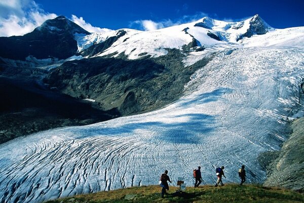 Alpy śnieżne wspinaczka turystyczna