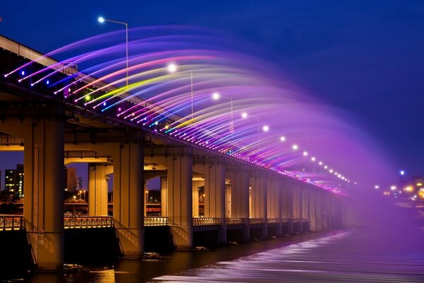 Regenbogen in der Nacht in einer asiatischen Stadt