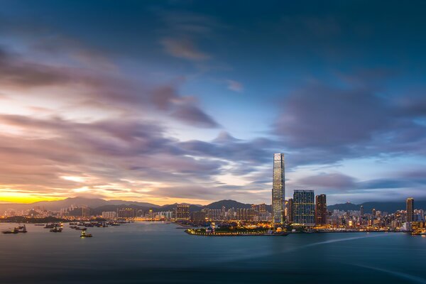 Le soir de Hong Kong, ses bâtiments et son port