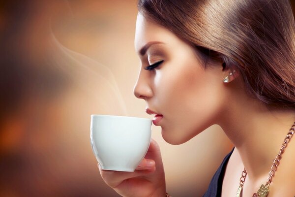 Maravillosa chica bebiendo café