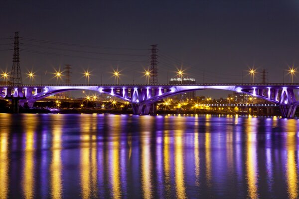 Chiny night city jasne latarnie na moście