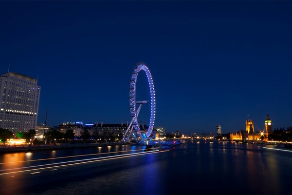 Architektura wieczornego Londynu. Diabelski młyn