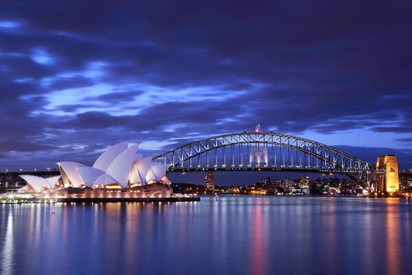 Puente de Sydney. Bahía, mar