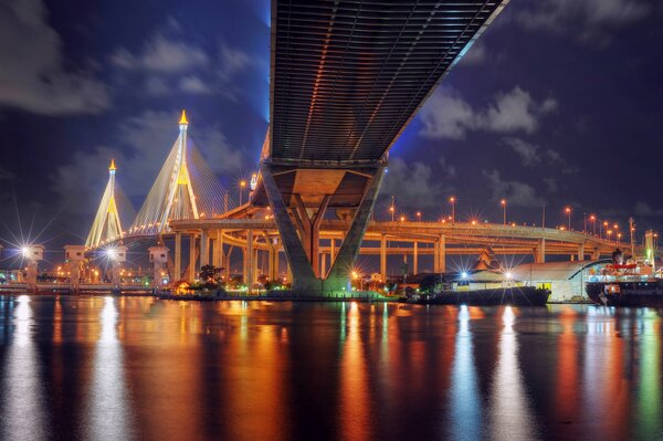 El puente de Bangkok iluminado por las luces