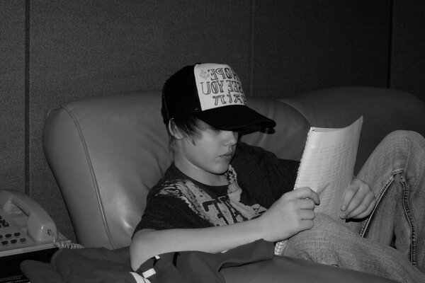 Justin Bieber sentado en una silla