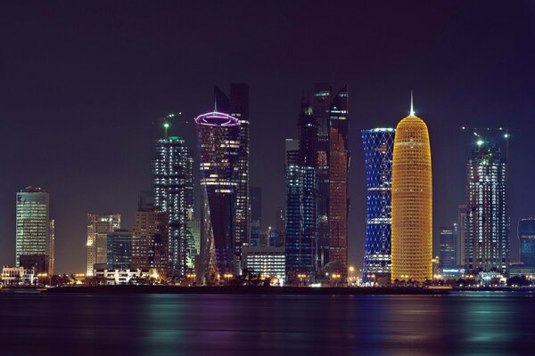 Luces de rascacielos en la ciudad de Doha en la noche