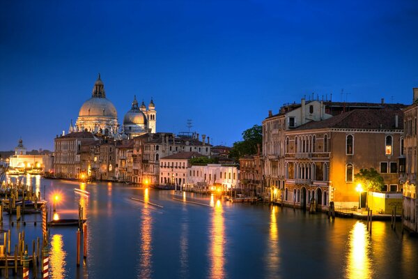 Canal Grande w Wenecji ze słabym oświetleniem