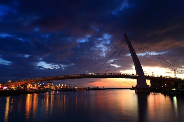 Taipeh-Brücke über den Fluss vor dem Hintergrund des Nachthimmels