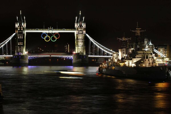 El puente nocturno de la torre y los anillos Olímpicos