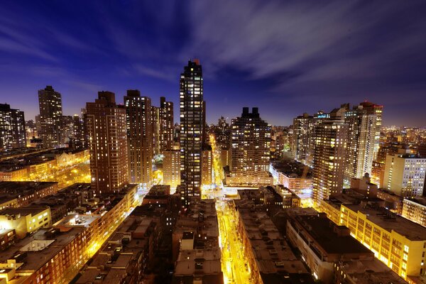 Dans la ville de New York, les rues sont bien éclairées la nuit