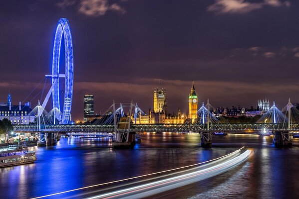 Eine Nachtstadt über dem Fluss in England