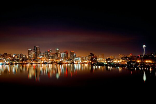 Miasto Seattle oświetlone światłami w nocy
