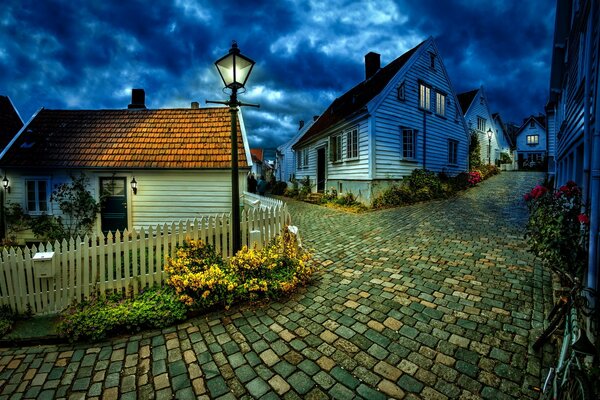 Calle acogedora por la noche en la luz de la linterna