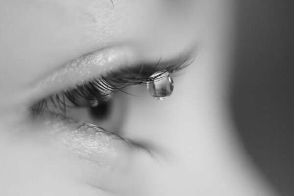 A tear on the eyelashes does not reveal a person s mood