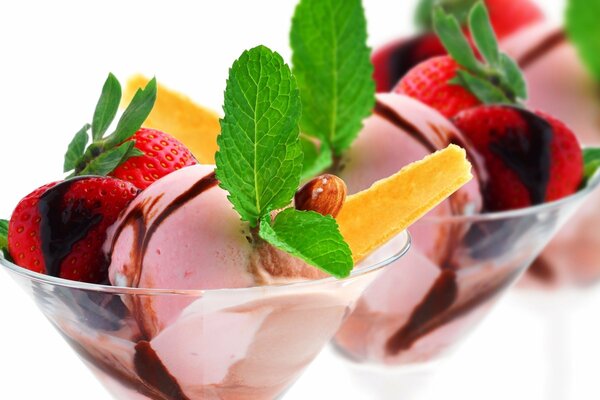 Postre helado con fresas y menta