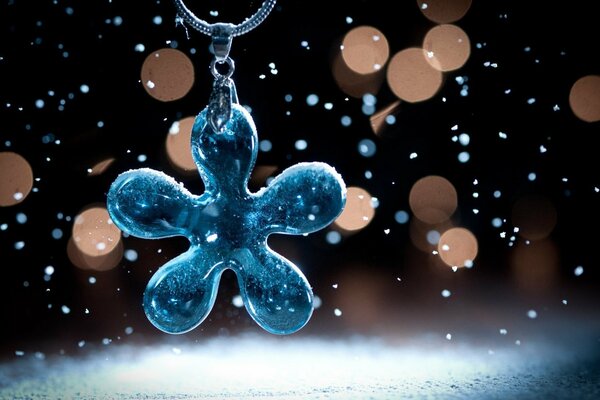 Pendentif en forme de fleur dans la neige