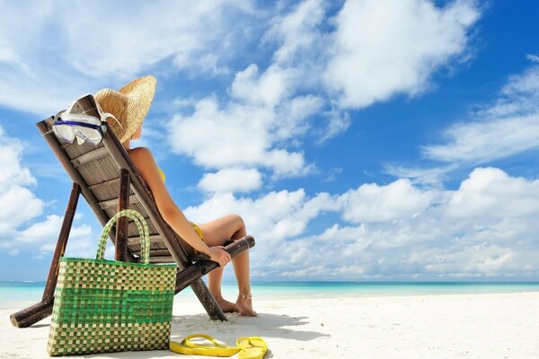 Liegestühle und blauer Himmel am Strand