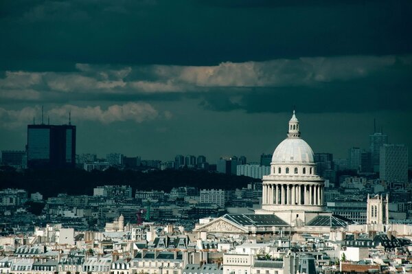 Paris bei bewölktem Wetter