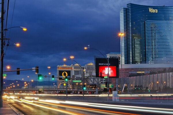 Noche de las Vegas con luces de linternas, semáforos y edificios altos