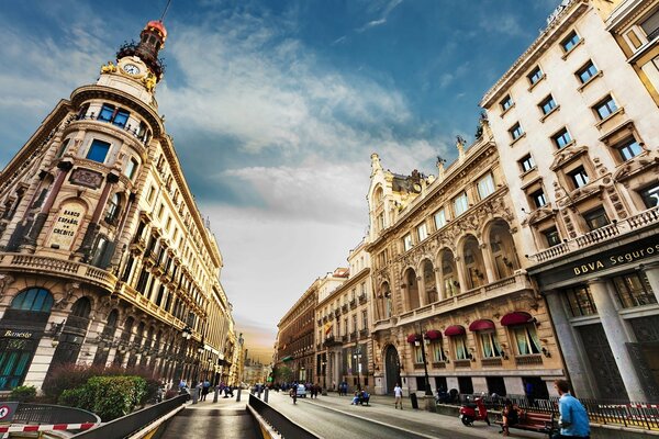 Ciel doux parmi les rues de Madrid