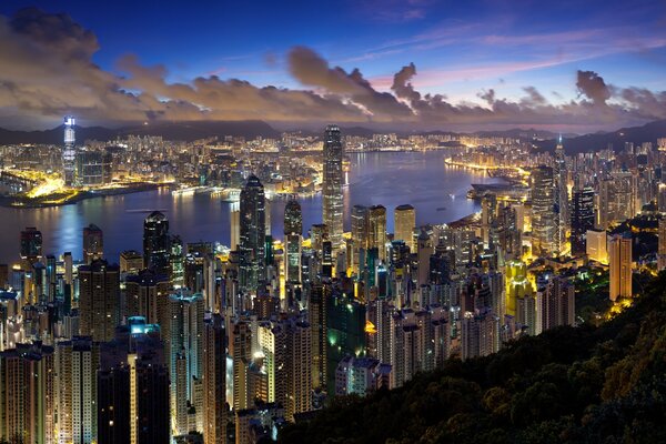 La bellezza della Sera Di Hong Kong sullo sfondo delle Nuvole