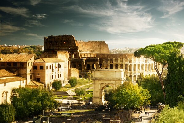 Architettura romana con alberi e persone