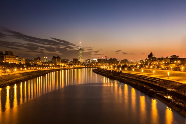 Río en la ciudad de Taipei en el fondo del cielo de la tarde