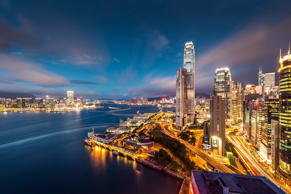 Luces y rascacielos de la noche de Hong Kong