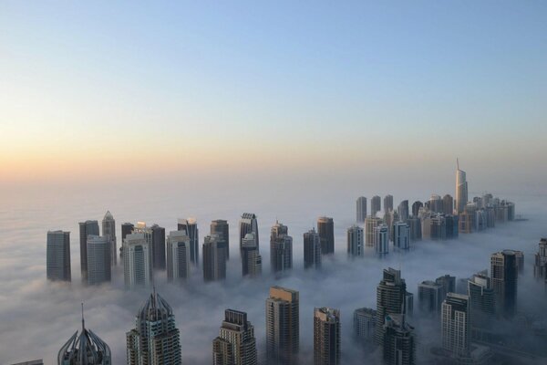 Zamglone drapacze chmur w Dubaju w chłodzie