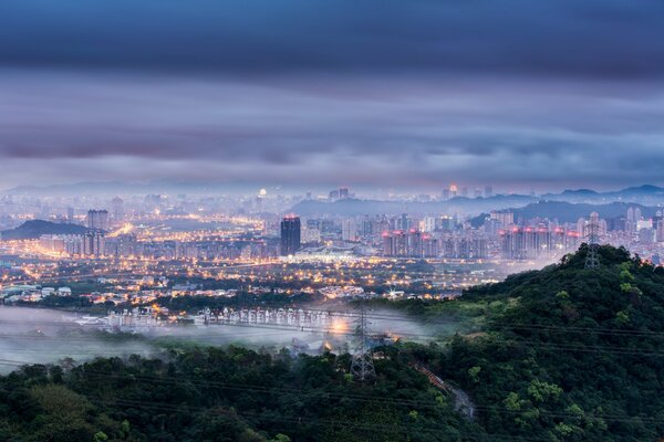 La ville de Taiwan son calcul et la brume