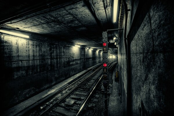 Szare Metro w mieście ze słabym światłem
