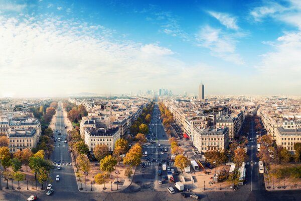 Himmel und Wolken über dem herbstlichen Paris