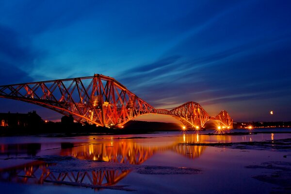 Wieczorny zachód słońca nad mostem w Szkocji