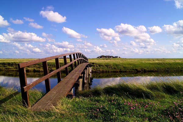 Ein schöner Tag mit schönen Wolken und einem ruhigen Fluss