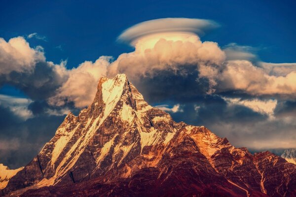 Berge mit Schnee und Wolken über den Bergen