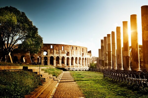 Italienisches Amphitheater mit Sonne hinter Säulen versteckt