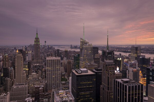 Wolkenkratzer vor dem Hintergrund des Flusses in New York