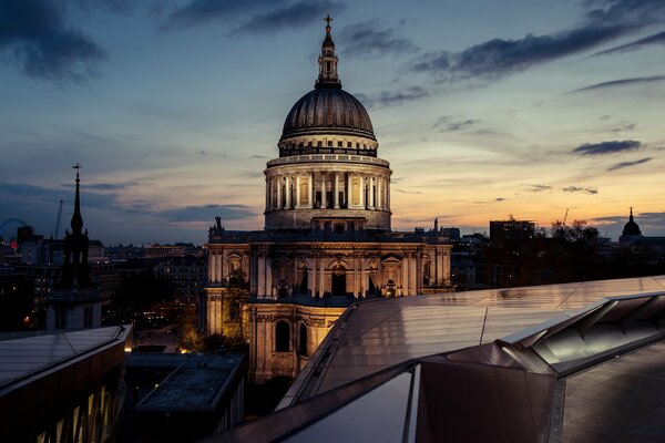 Rue Pauls cathédrale à Londres au coucher du soleil