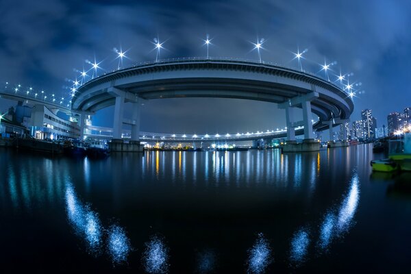 Luces de puente nocturno en Japón