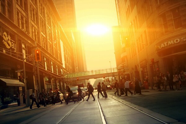 La gente cruza la calle en la ciudad de Toronto