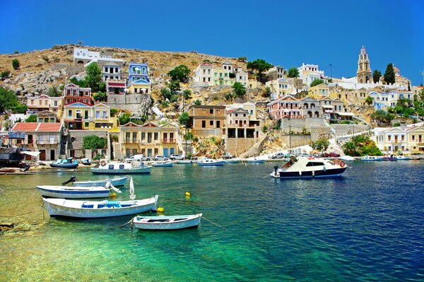 Barcos en la costa azul de Grecia