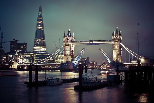 Die Tower Bridge in England ist das großartigste Gebäude an der Themse