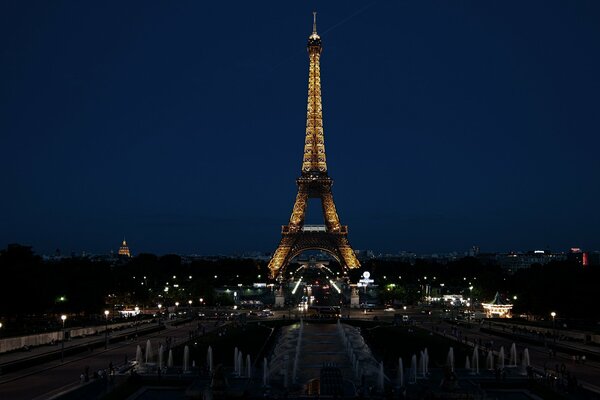 Panorama nocturno de París con la torre Eiffel